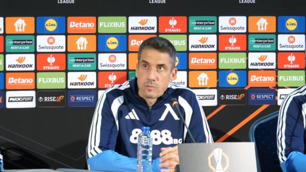 Julio Velázquez tijdens een eerdere persconferentie bij Levski Sofia