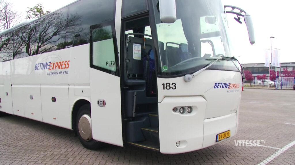 Een touringcar van Betuwe Express op een parkeerterrein.