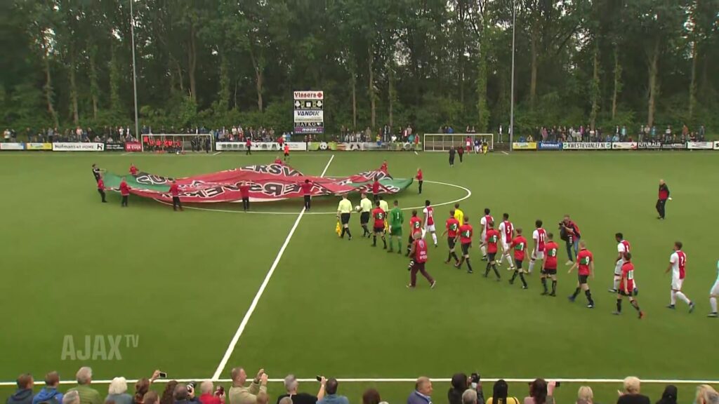 NEC/FC Oss Onder 17 en Ajax Onder 17 voorafgaand aan een eerdere jeugdwedstrijd