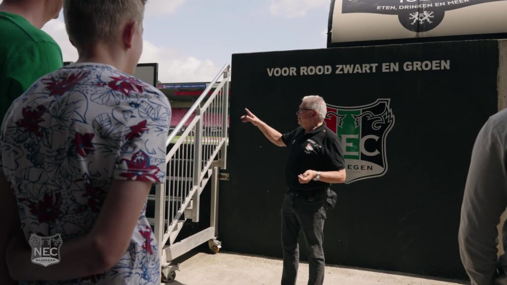 Een gids bij de tribune-ingang tijdens een eerdere rondleiding door het Goffertstadion; archiefbeeld.