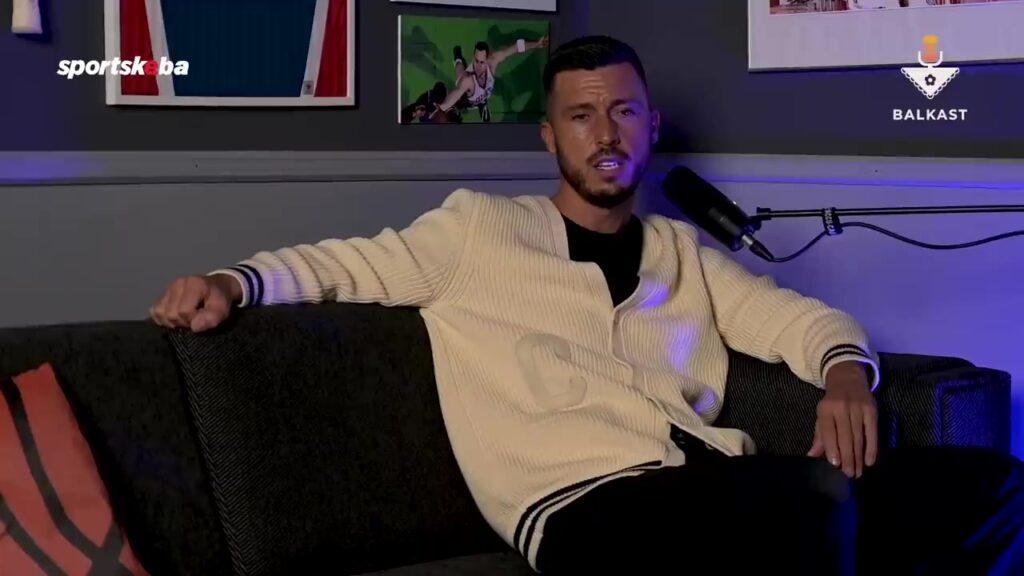 Haris Međunjanin tijdens een podcastinterview.